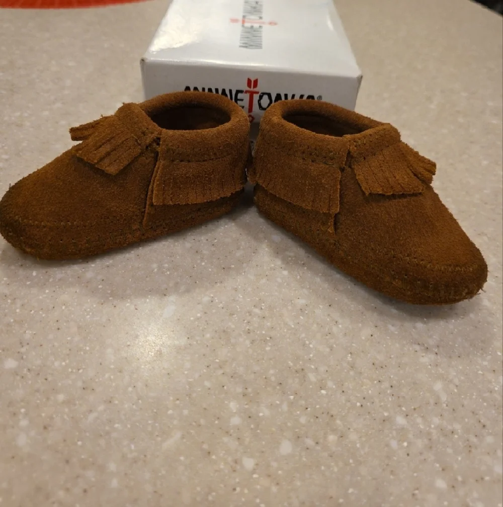 INFANTS Minnetonka Baby Tan Suede Fringe Moccasins